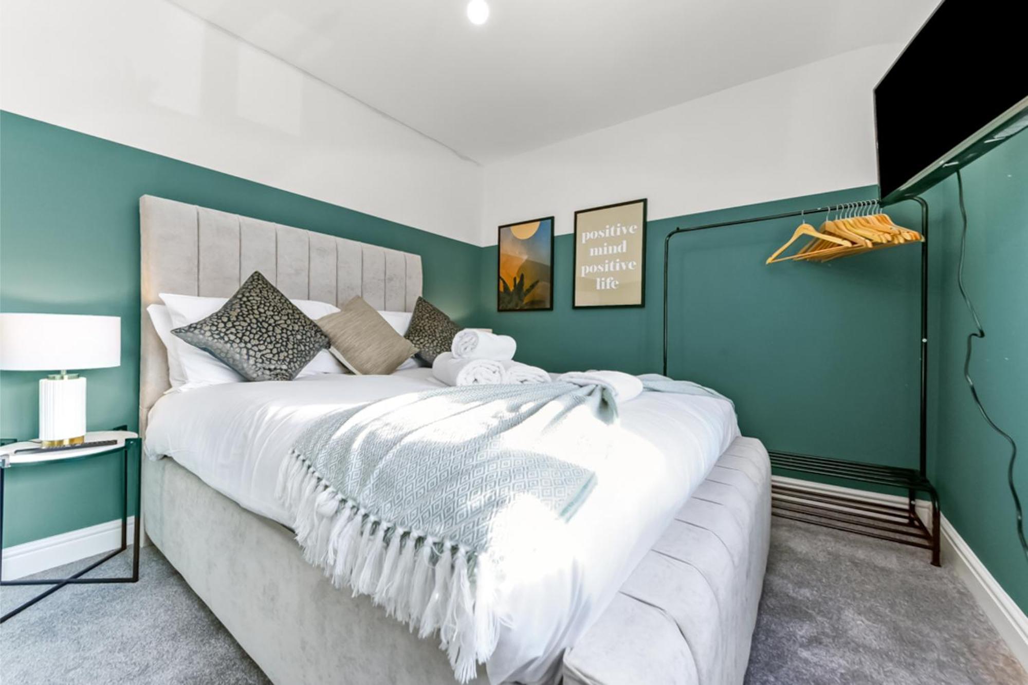 Modern And Hearty House Apartment Enfield Bagian luar foto